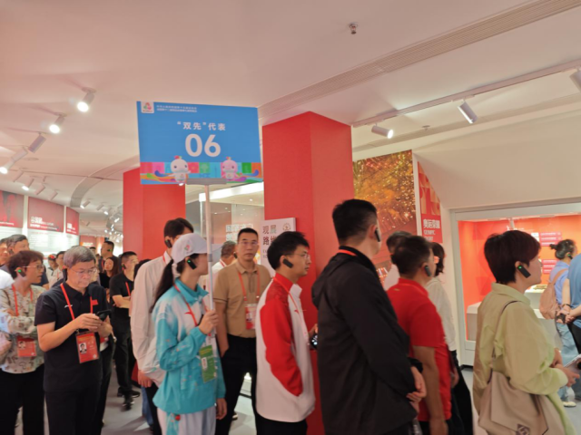 “双先”代表600余人参观广东体育博物馆