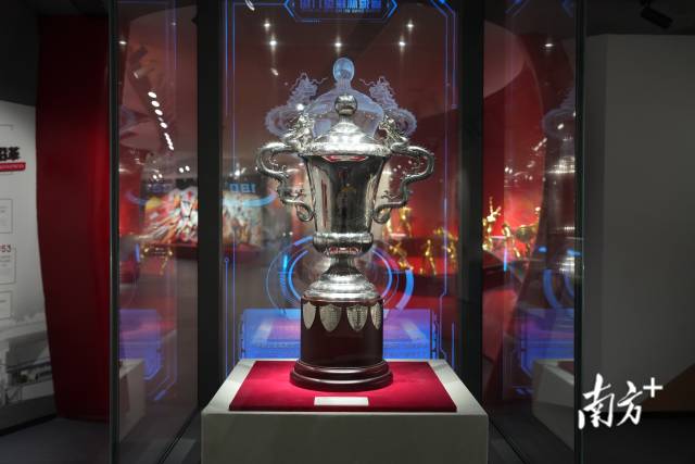 省港杯奖杯。